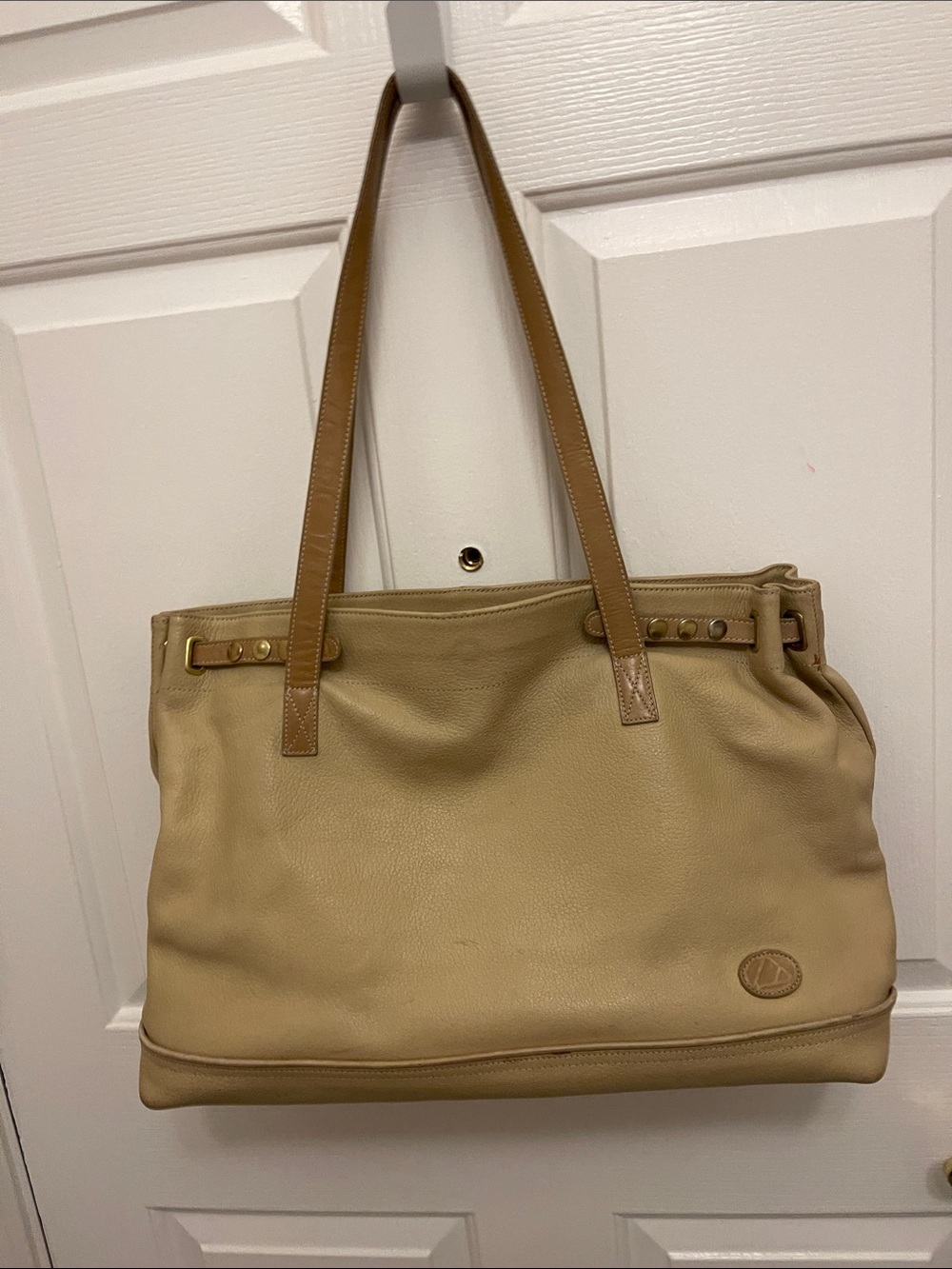 Liz Clairborne Accessories    Tan Leather Tote Bag with Contrasting Straps